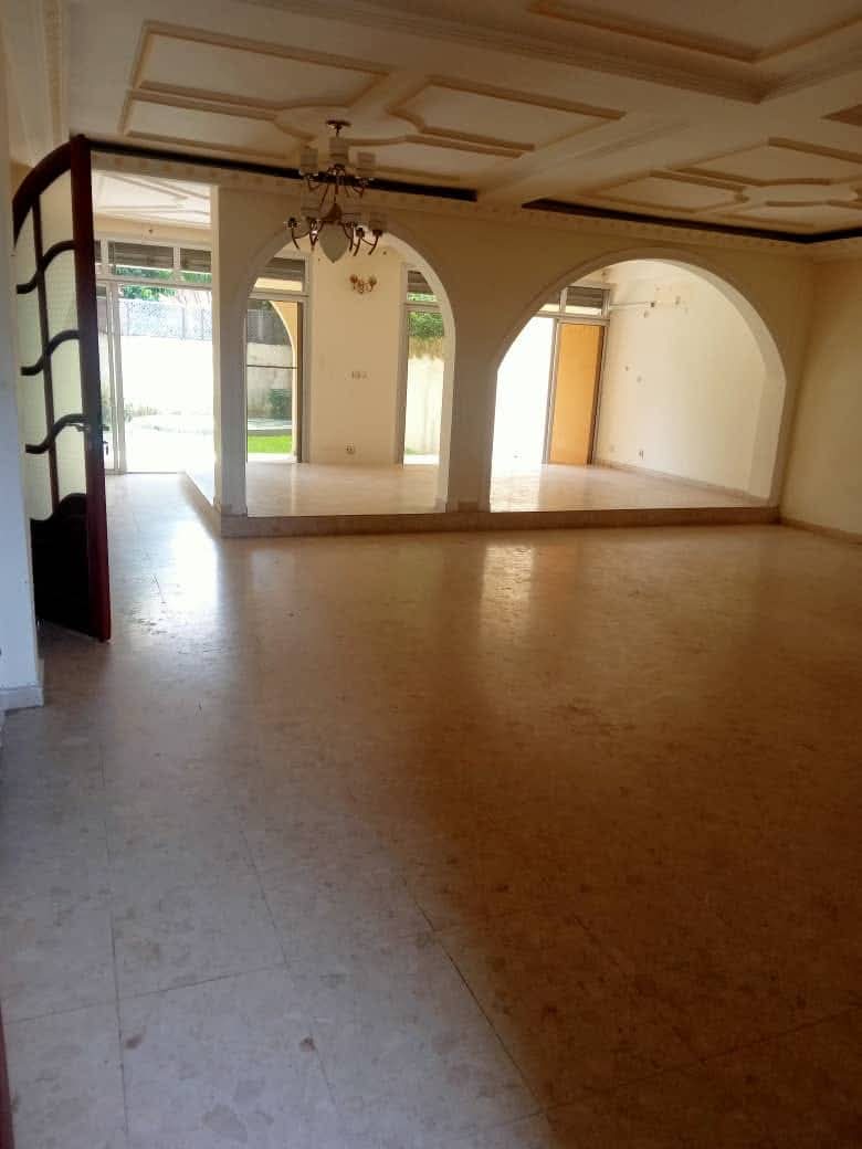 Maison (Villa) à louer - Douala, Bonanjo, Résidentielle/commercial - 1 salon(s), 4 chambre(s), 3 salle(s) de bains - 2 000 000 FCFA / mois