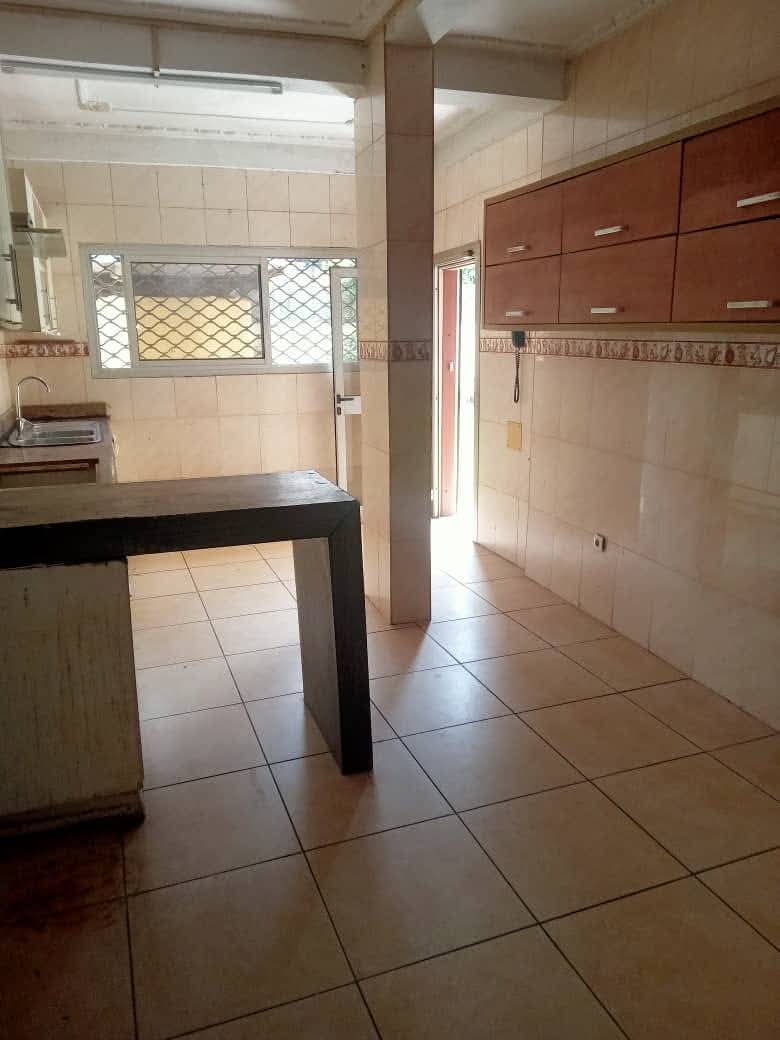 Maison (Villa) à louer - Douala, Bonanjo, Résidentielle/commercial - 1 salon(s), 4 chambre(s), 3 salle(s) de bains - 2 000 000 FCFA / mois