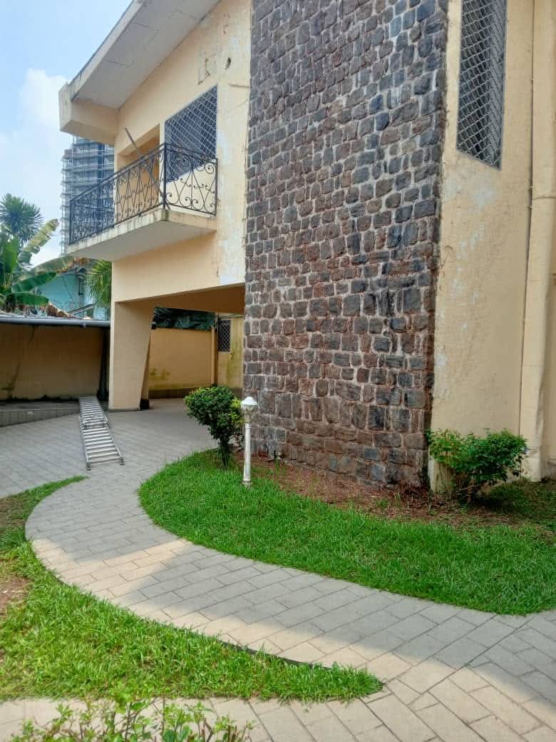 Maison (Villa) à louer - Douala, Bonanjo, Résidentielle/commercial - 1 salon(s), 4 chambre(s), 3 salle(s) de bains - 2 000 000 FCFA / mois