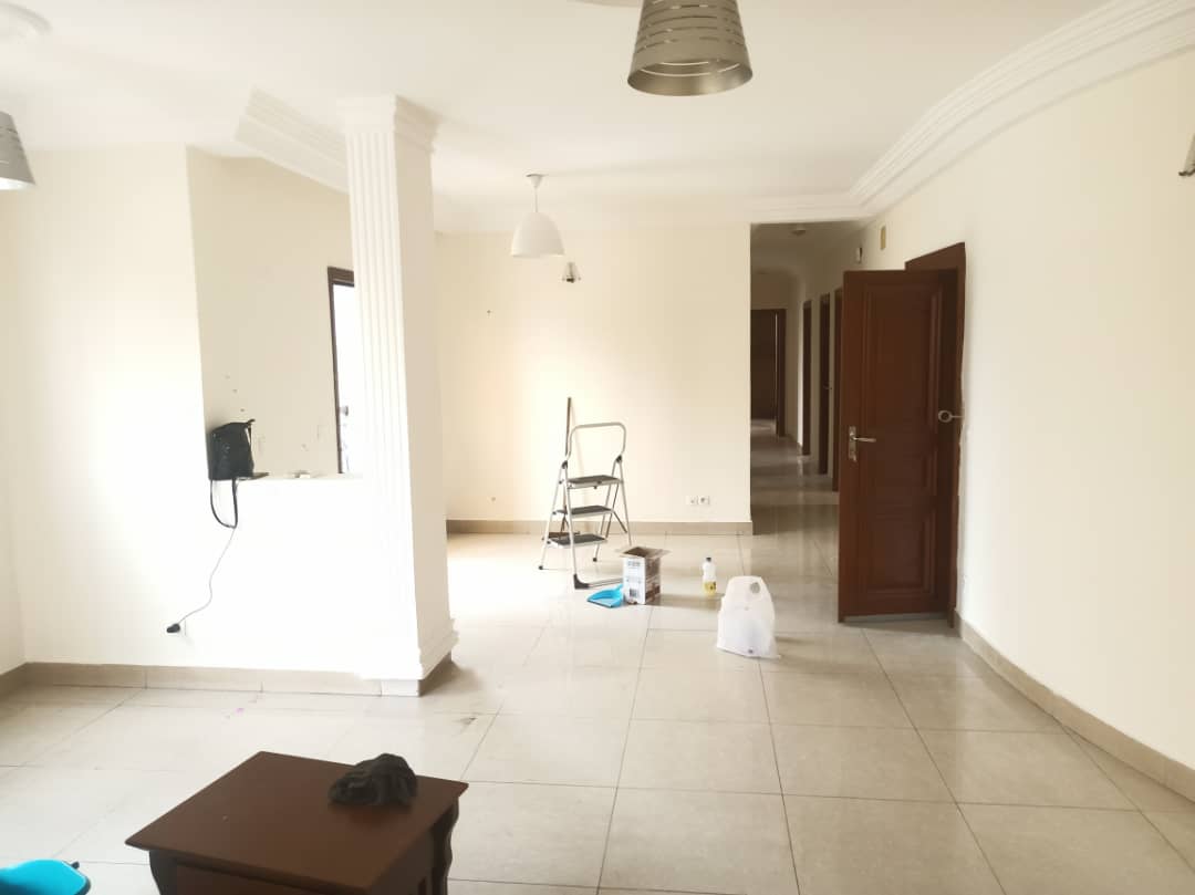 Apartment to rent - Douala, Bali, BALI - 1 living room(s), 3 bedroom(s), 2 bathroom(s) - 750 000 FCFA / month