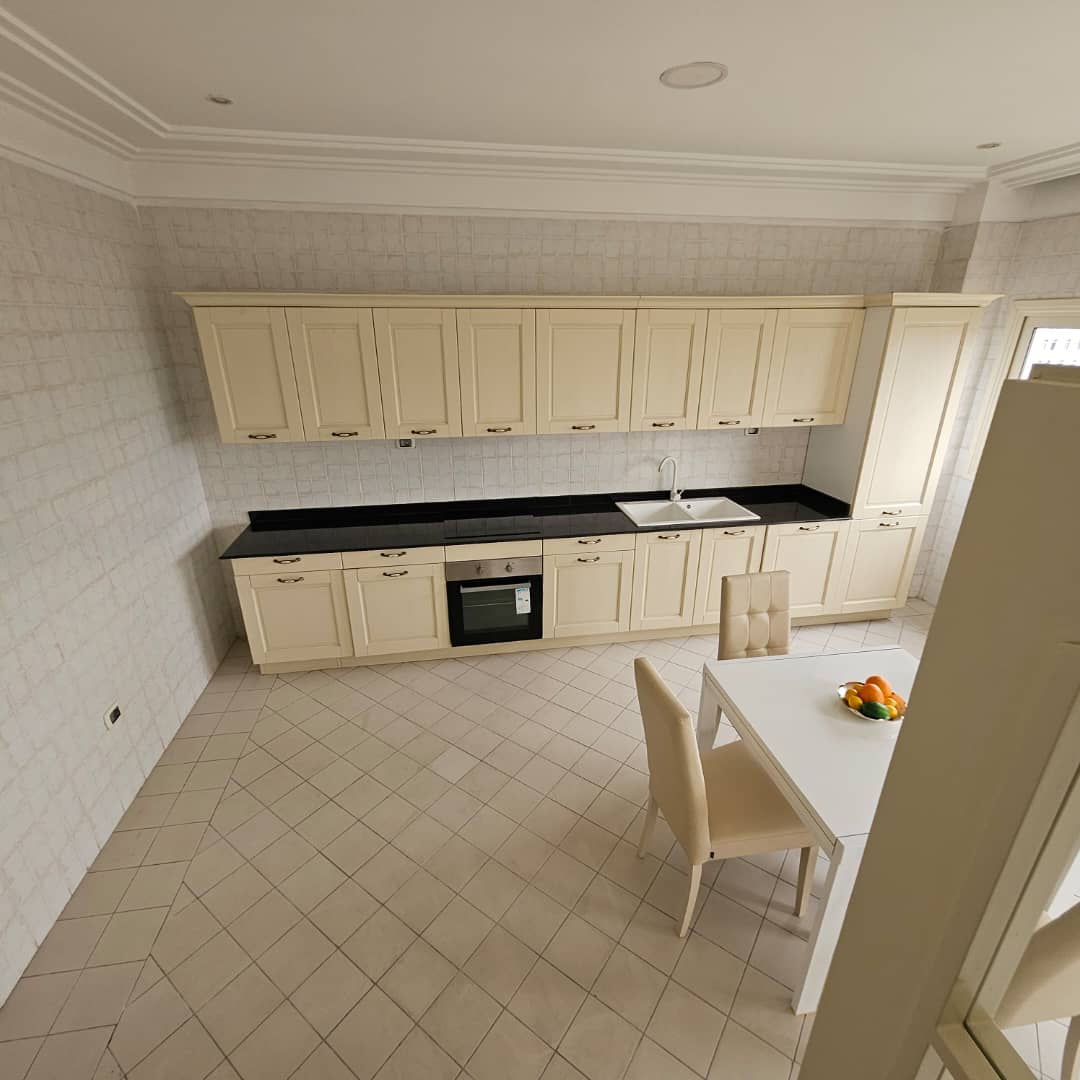 Apartment to rent - Douala, Bonanjo, Appartement neuf meublé pour location annuelle - 1 living room(s), 4 bedroom(s), 6 bathroom(s) - 4 000 000 FCFA / month