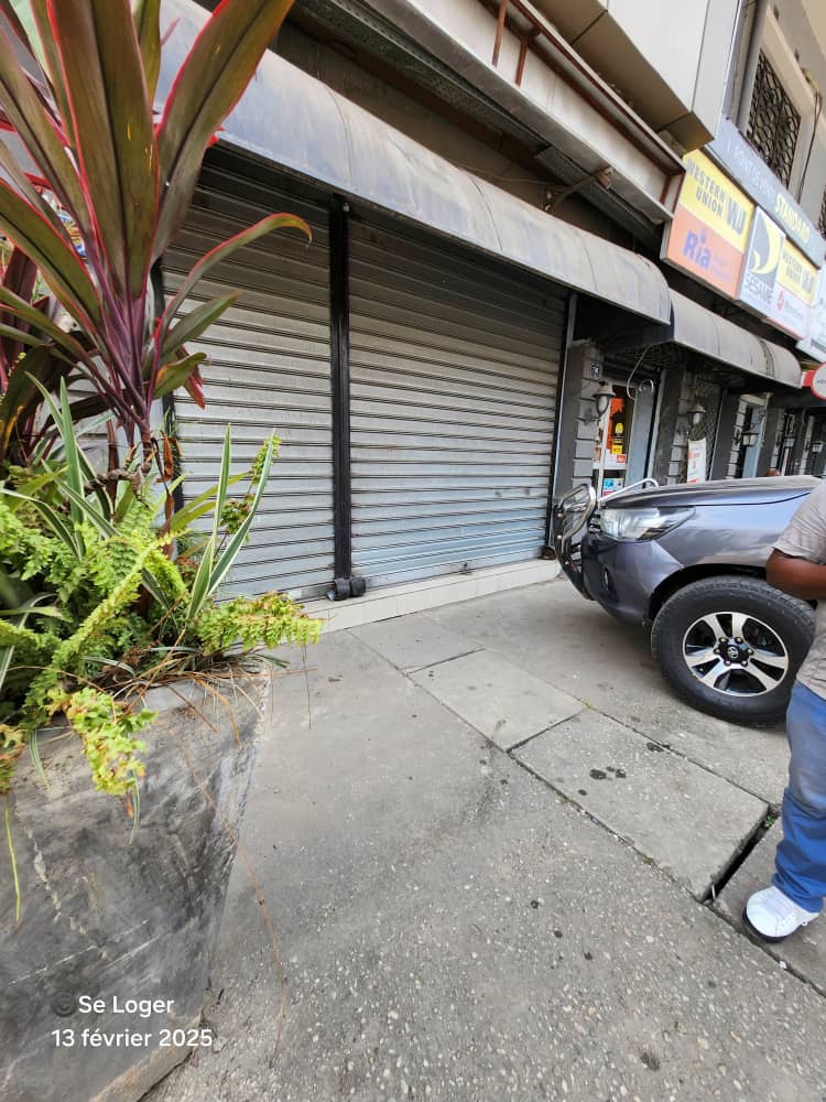 Shop to rent at Douala, Bali, Société Générale - 60 m2 - 600 000 FCFA