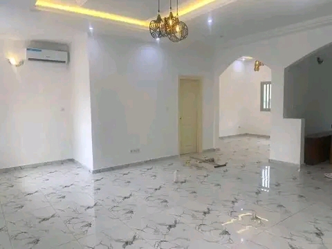 House (Duplex) to rent - Yaoundé, Bastos, Golf - 2 living room(s), 5 bedroom(s), 4 bathroom(s) - 1 500 000 FCFA / month