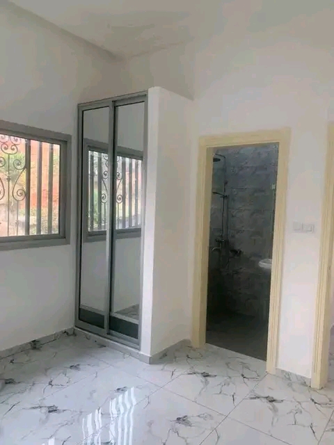 House (Duplex) to rent - Yaoundé, Bastos, Golf - 2 living room(s), 5 bedroom(s), 4 bathroom(s) - 1 500 000 FCFA / month