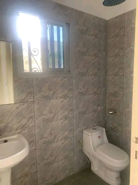 House (Duplex) to rent - Yaoundé, Bastos, Golf - 2 living room(s), 5 bedroom(s), 4 bathroom(s) - 1 500 000 FCFA / month