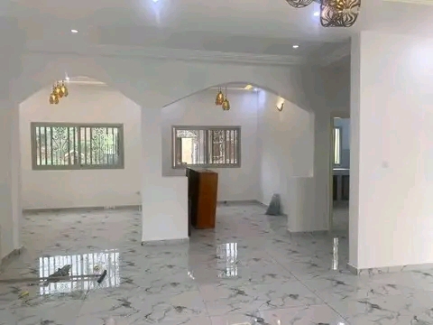 House (Duplex) to rent - Yaoundé, Bastos, Golf - 2 living room(s), 5 bedroom(s), 4 bathroom(s) - 1 500 000 FCFA / month