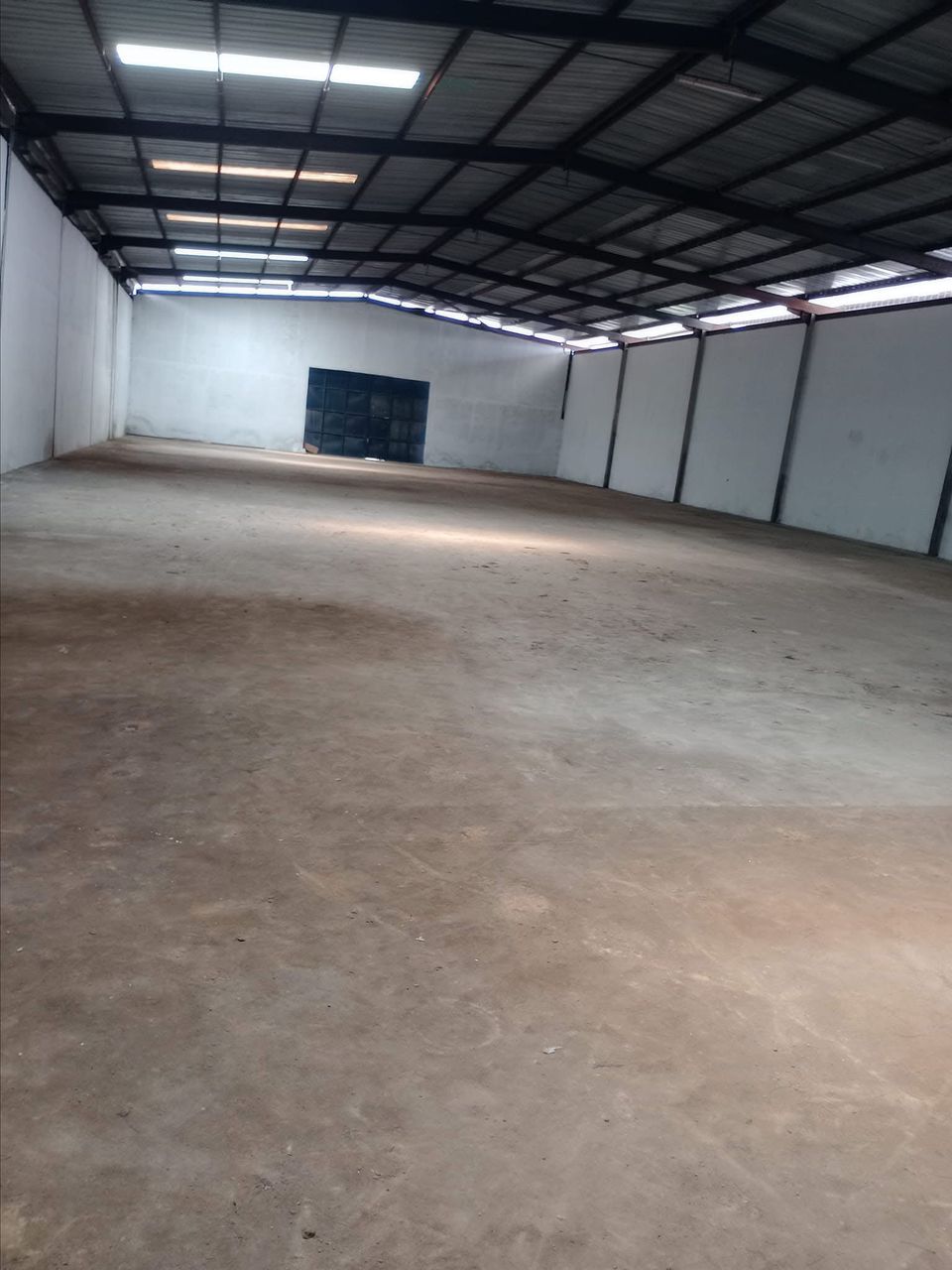 Store to rent at Douala, Port, Port autonome de Douala - 4000 m2 - 14 000 000 FCFA