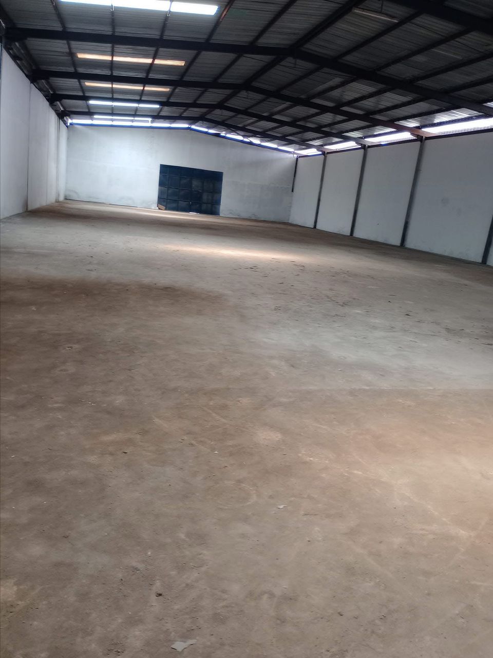 Store to rent at Douala, Port, Zone portuaire de Douala  un entrepot tout neuf - 1800 m2 - 6 300 000 FCFA