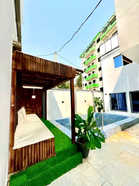 House (Duplex) for sale - Yaoundé, Bastos, Bastos - 2 living room(s), 4 bedroom(s), 5 bathroom(s) - 300 000 000 FCFA / month