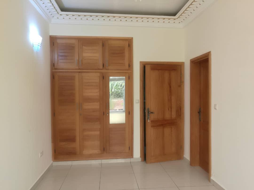 Appartement à louer - Yaoundé, Bastos, Bastos centre - 1 salon(s), 2 chambre(s), 3 salle(s) de bains - 600 000 FCFA / mois
