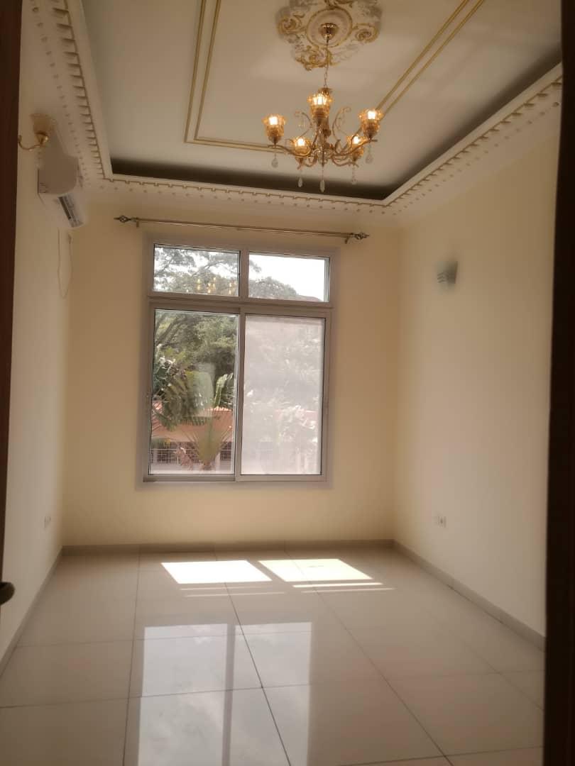 Appartement à louer - Yaoundé, Bastos, Bastos centre - 1 salon(s), 2 chambre(s), 3 salle(s) de bains - 600 000 FCFA / mois
