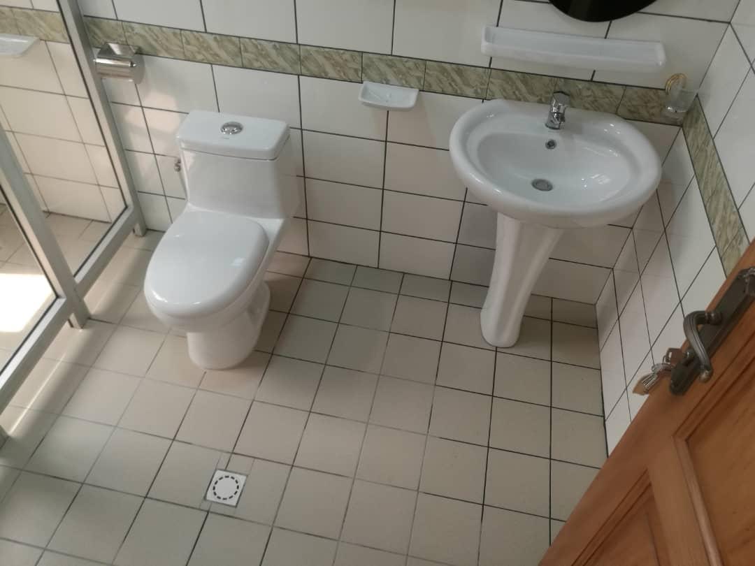 Appartement à louer - Yaoundé, Bastos, Bastos centre - 1 salon(s), 2 chambre(s), 3 salle(s) de bains - 600 000 FCFA / mois
