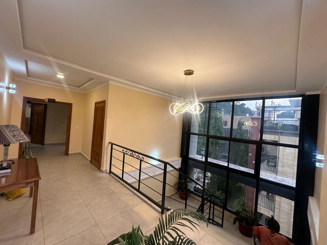 Appartement à louer - Yaoundé, Bastos, GOLF - 1 salon(s), 2 chambre(s), 3 salle(s) de bains - 1 000 000 FCFA / mois
