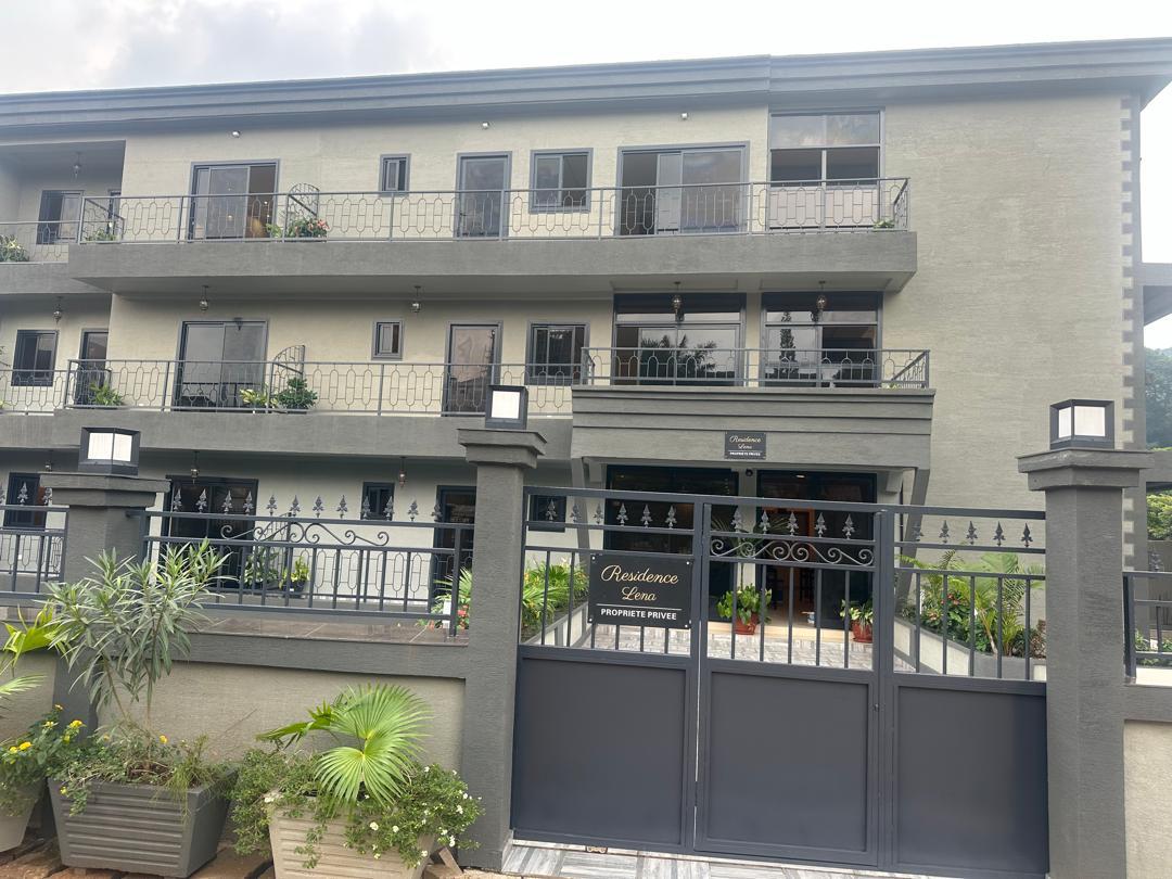 Appartement à louer - Yaoundé, Bastos, GOLF - 1 salon(s), 2 chambre(s), 3 salle(s) de bains - 1 000 000 FCFA / mois