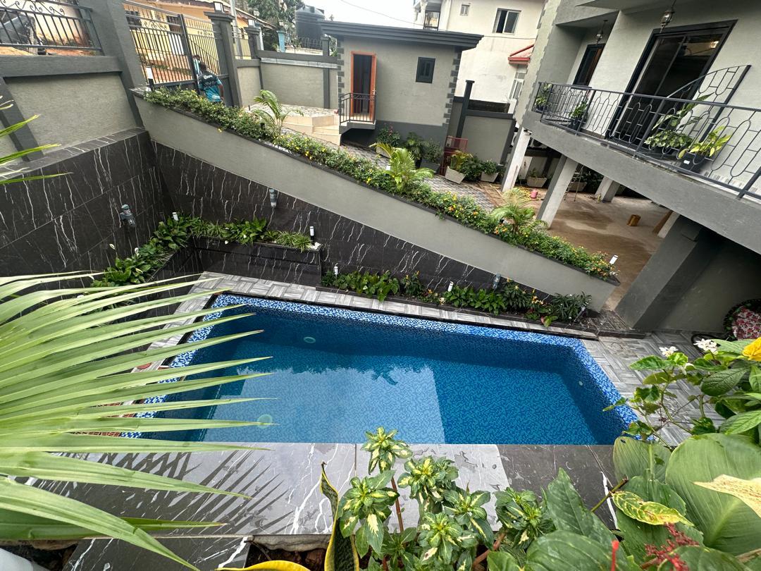 Appartement à louer - Yaoundé, Bastos, GOLF - 1 salon(s), 2 chambre(s), 3 salle(s) de bains - 1 000 000 FCFA / mois