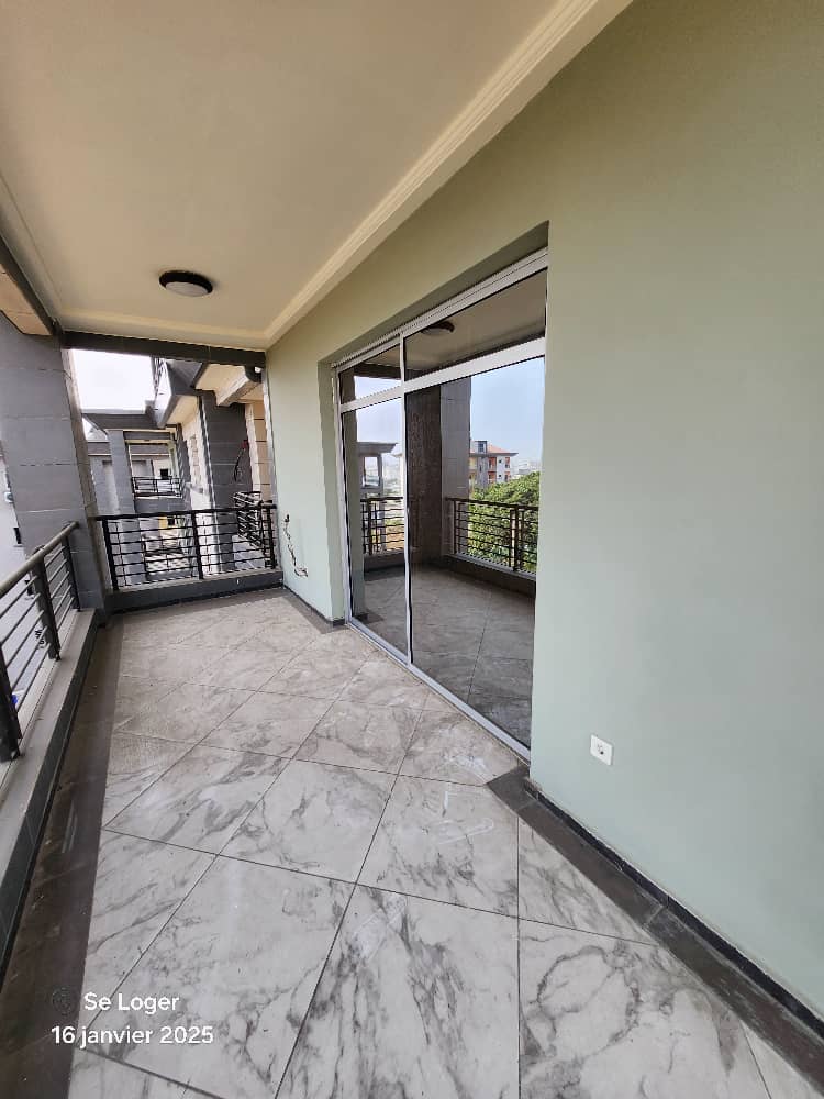 Apartment to rent - Douala, Bessengue, Co - 1 living room(s), 3 bedroom(s), 3 bathroom(s) - 600 000 FCFA / month