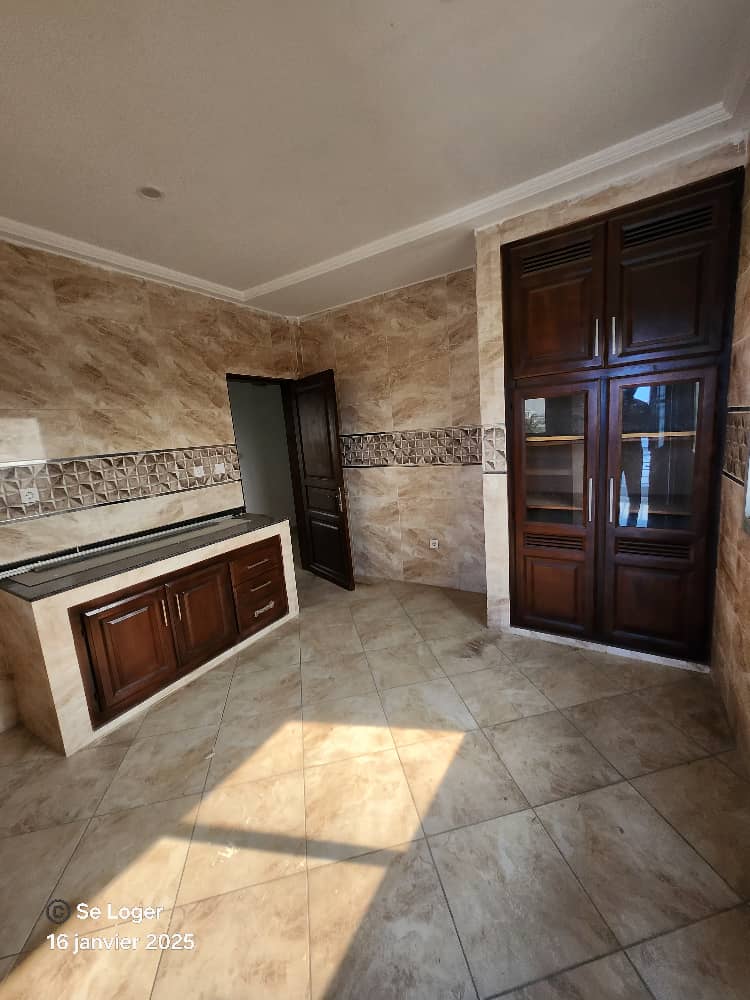 Apartment to rent - Douala, Bessengue, Co - 1 living room(s), 3 bedroom(s), 3 bathroom(s) - 600 000 FCFA / month