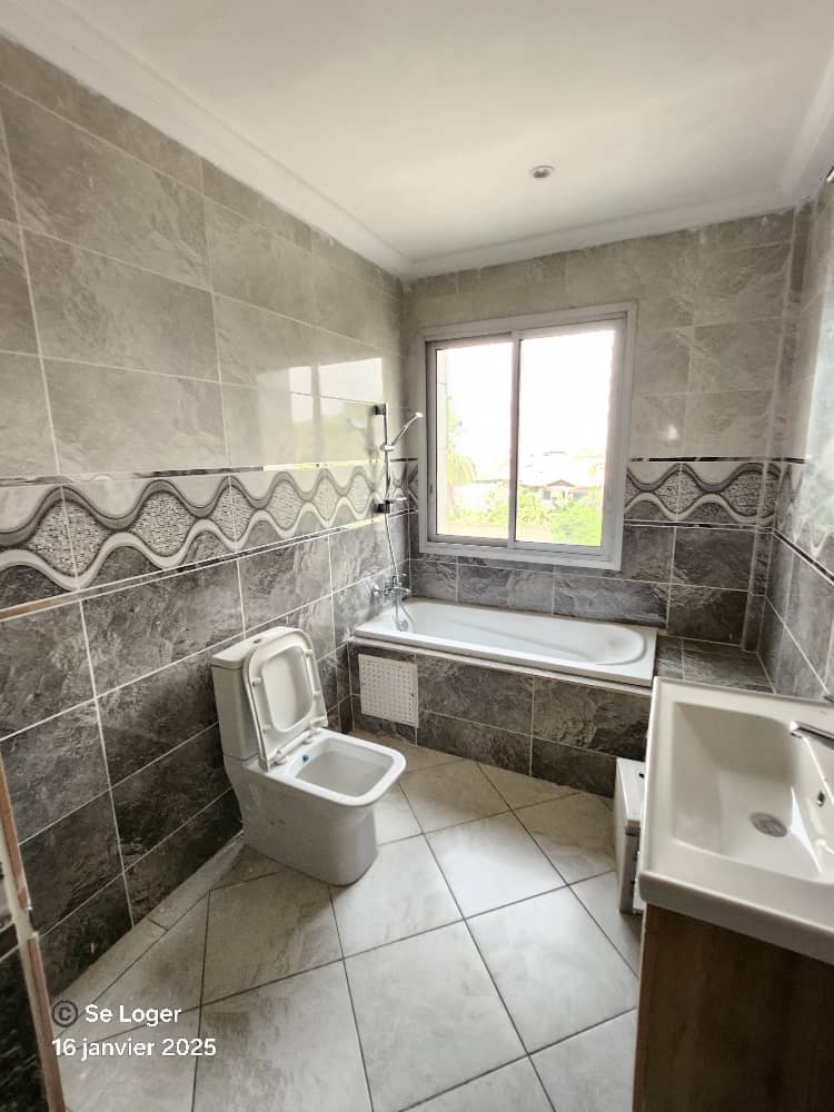 Apartment to rent - Douala, Bessengue, Co - 1 living room(s), 3 bedroom(s), 3 bathroom(s) - 600 000 FCFA / month