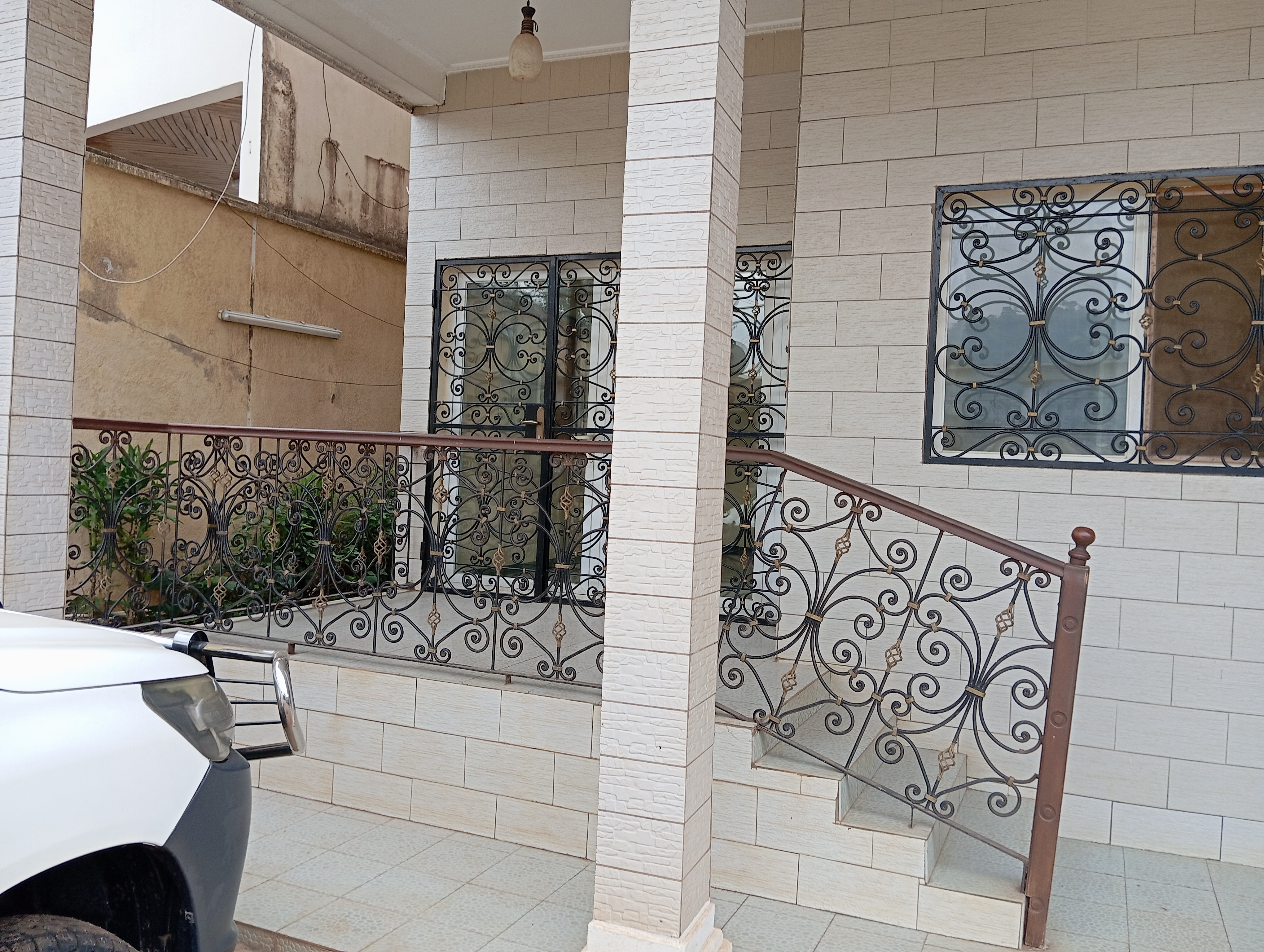 Appartement à louer - Yaoundé, Bastos, Bastos centre - 1 salon(s), 2 chambre(s), 2 salle(s) de bains - 500 000 FCFA / mois