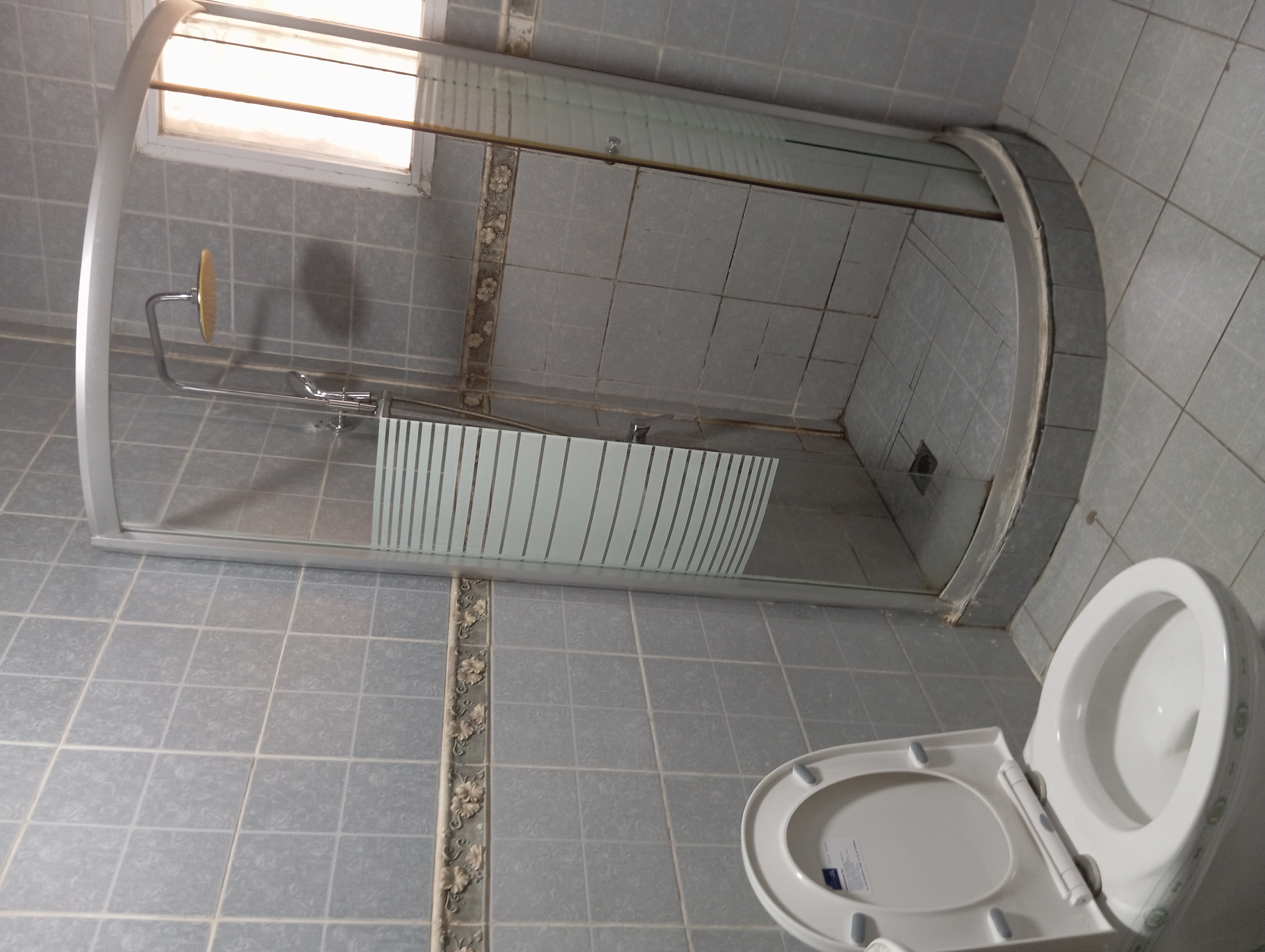 Appartement à louer - Yaoundé, Bastos, Bastos centre - 1 salon(s), 2 chambre(s), 2 salle(s) de bains - 500 000 FCFA / mois