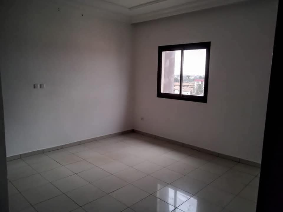 Appartement à louer - Yaoundé, Bastos, Bastos centre à usage bureau - 1 salon(s), 3 chambre(s), 2 salle(s) de bains - 500 000 FCFA / mois