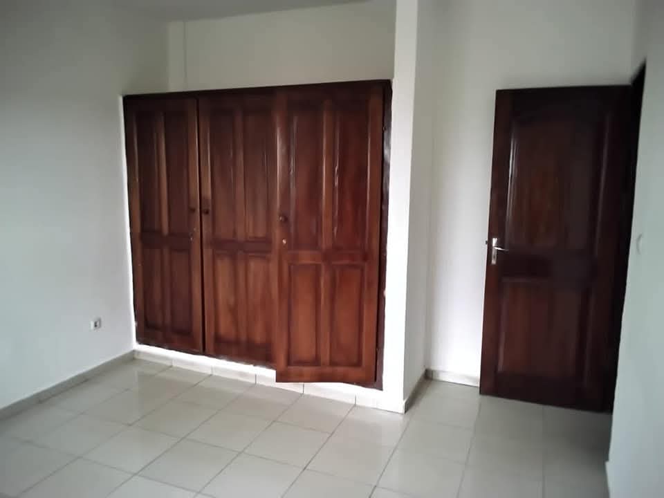 Appartement à louer - Yaoundé, Bastos, Bastos centre à usage bureau - 1 salon(s), 3 chambre(s), 2 salle(s) de bains - 500 000 FCFA / mois