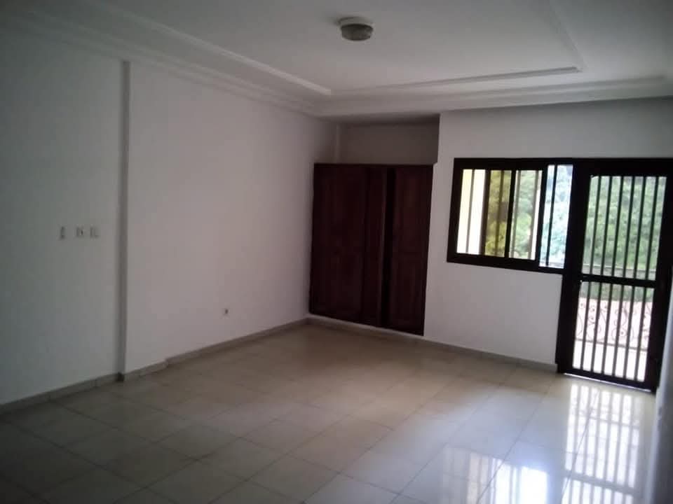 Appartement à louer - Yaoundé, Bastos, Bastos centre à usage bureau - 1 salon(s), 3 chambre(s), 2 salle(s) de bains - 500 000 FCFA / mois