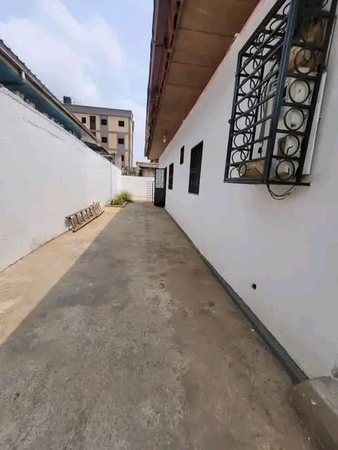 House (Villa) to rent - Yaoundé, Biyem-Assi, Biyemassi - 1 living room(s), 4 bedroom(s), 5 bathroom(s) - 280 000 FCFA / month