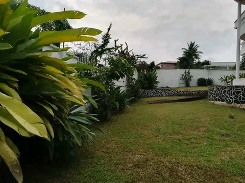 House (Duplex) to rent - Yaoundé, Bastos, Bastos - 2 living room(s), 5 bedroom(s), 5 bathroom(s) - 2 000 000 FCFA / month