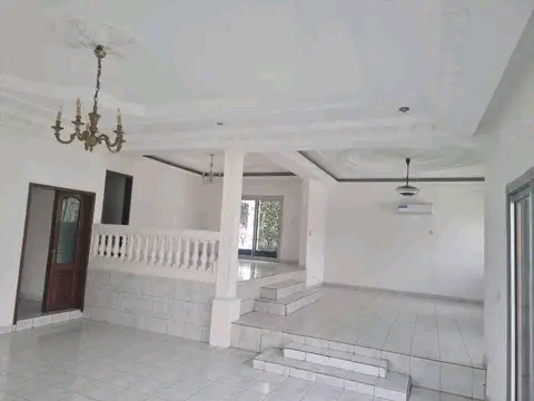 House (Duplex) to rent - Yaoundé, Bastos, Bastos - 2 living room(s), 5 bedroom(s), 5 bathroom(s) - 2 000 000 FCFA / month