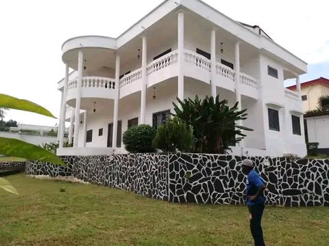 House (Duplex) to rent - Yaoundé, Bastos, Bastos - 2 living room(s), 5 bedroom(s), 5 bathroom(s) - 2 000 000 FCFA / month