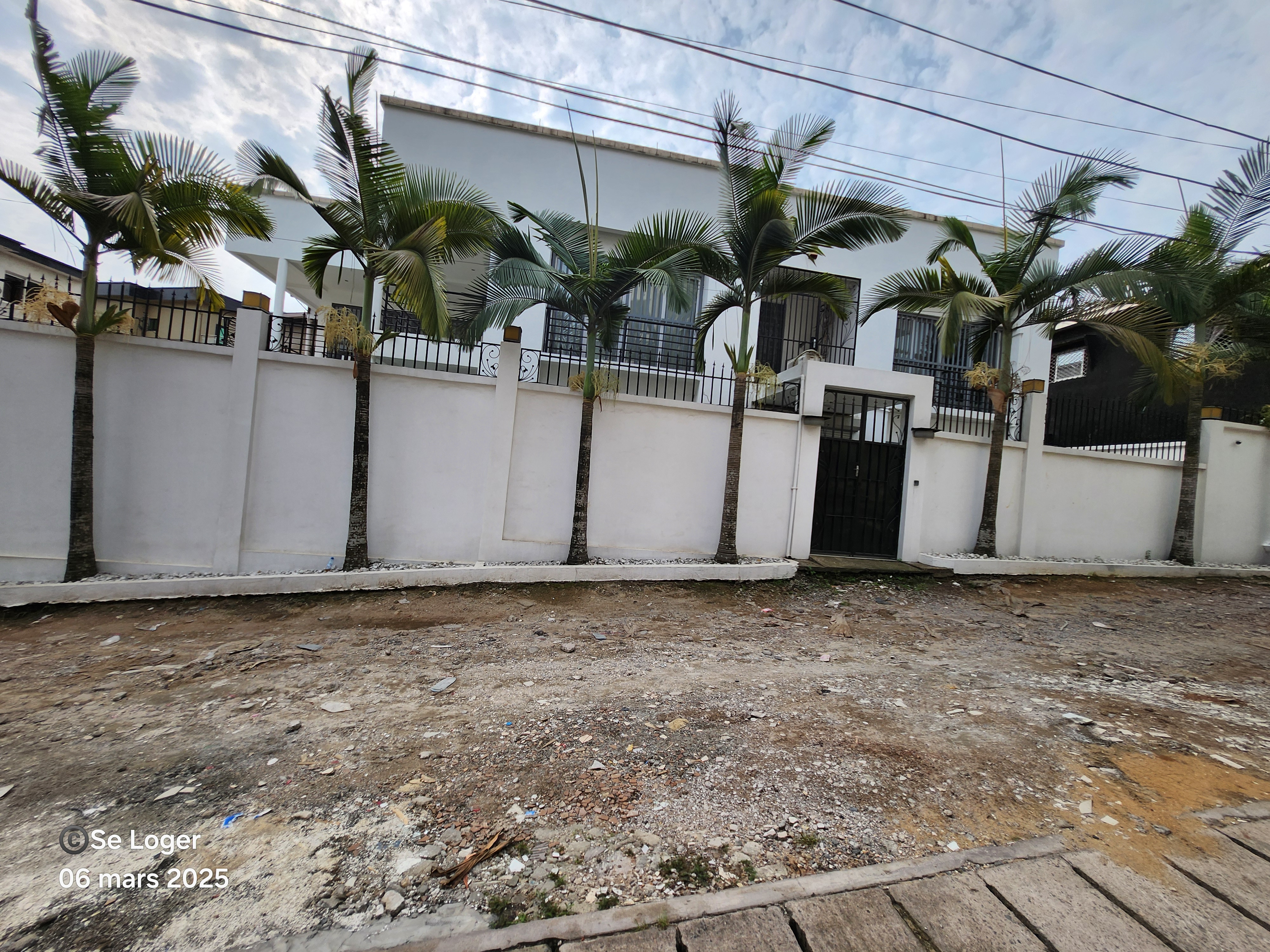 House (Duplex) for sale - Douala, Bonapriso, H - 2 living room(s), 5 bedroom(s), 6 bathroom(s) - 500 000 000 FCFA / month