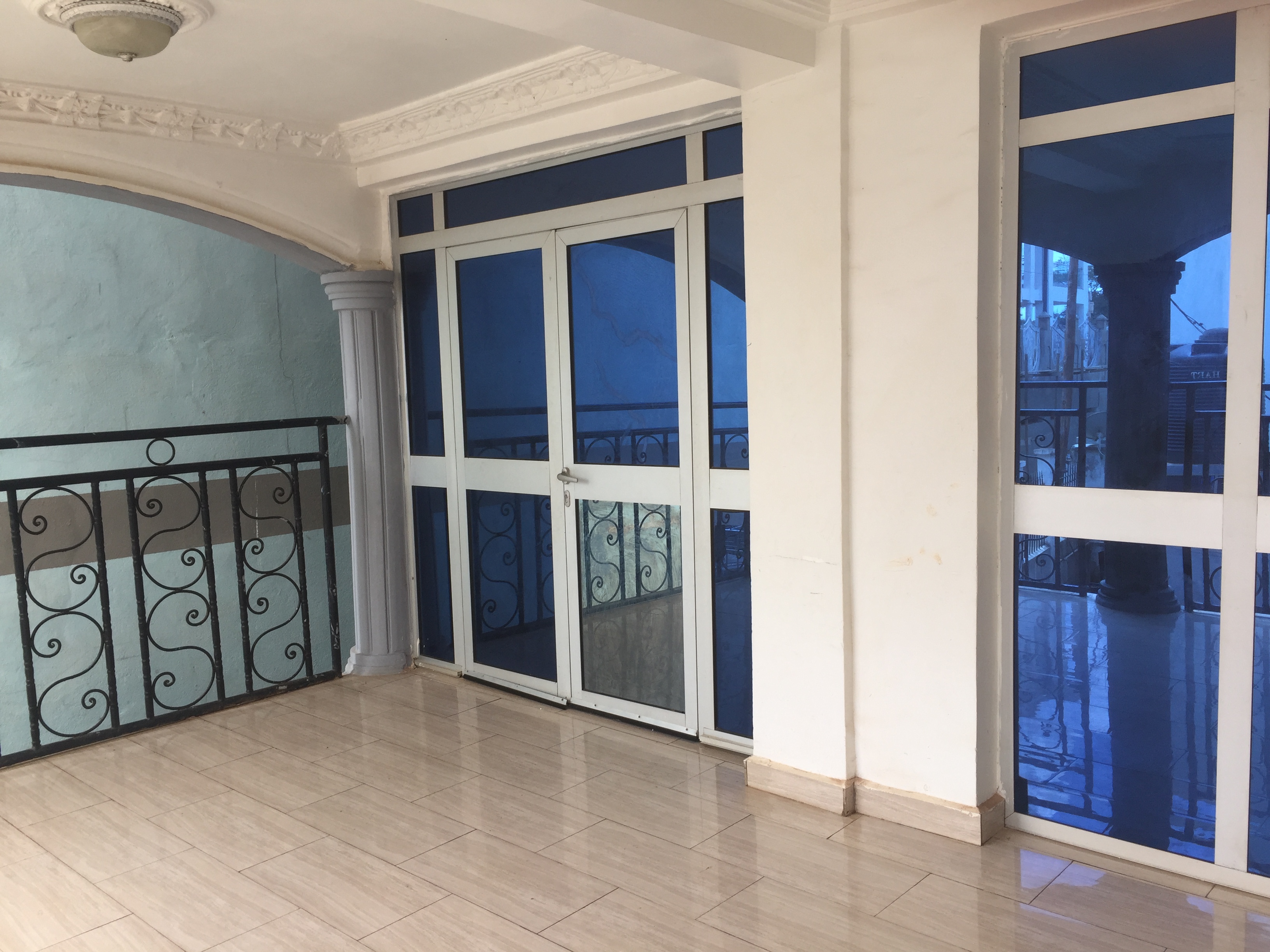 Appartement à louer - Yaoundé, Bastos, Bastos centre - 1 salon(s), 3 chambre(s), 2 salle(s) de bains - 600 000 FCFA / mois