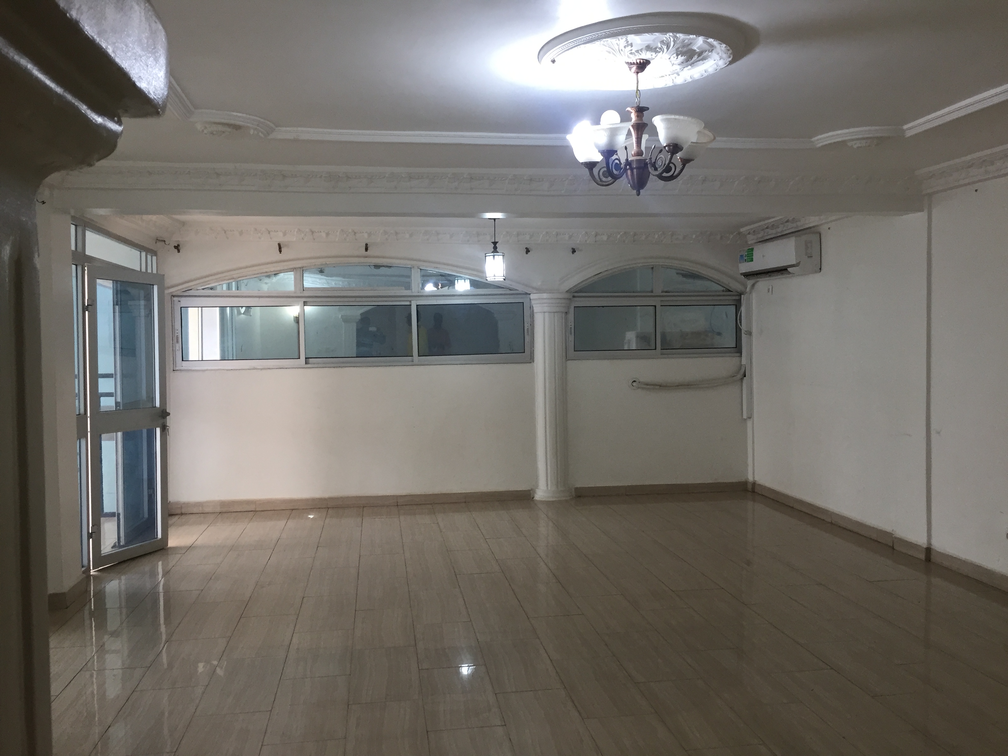 Appartement à louer - Yaoundé, Bastos, Bastos centre - 1 salon(s), 3 chambre(s), 2 salle(s) de bains - 600 000 FCFA / mois