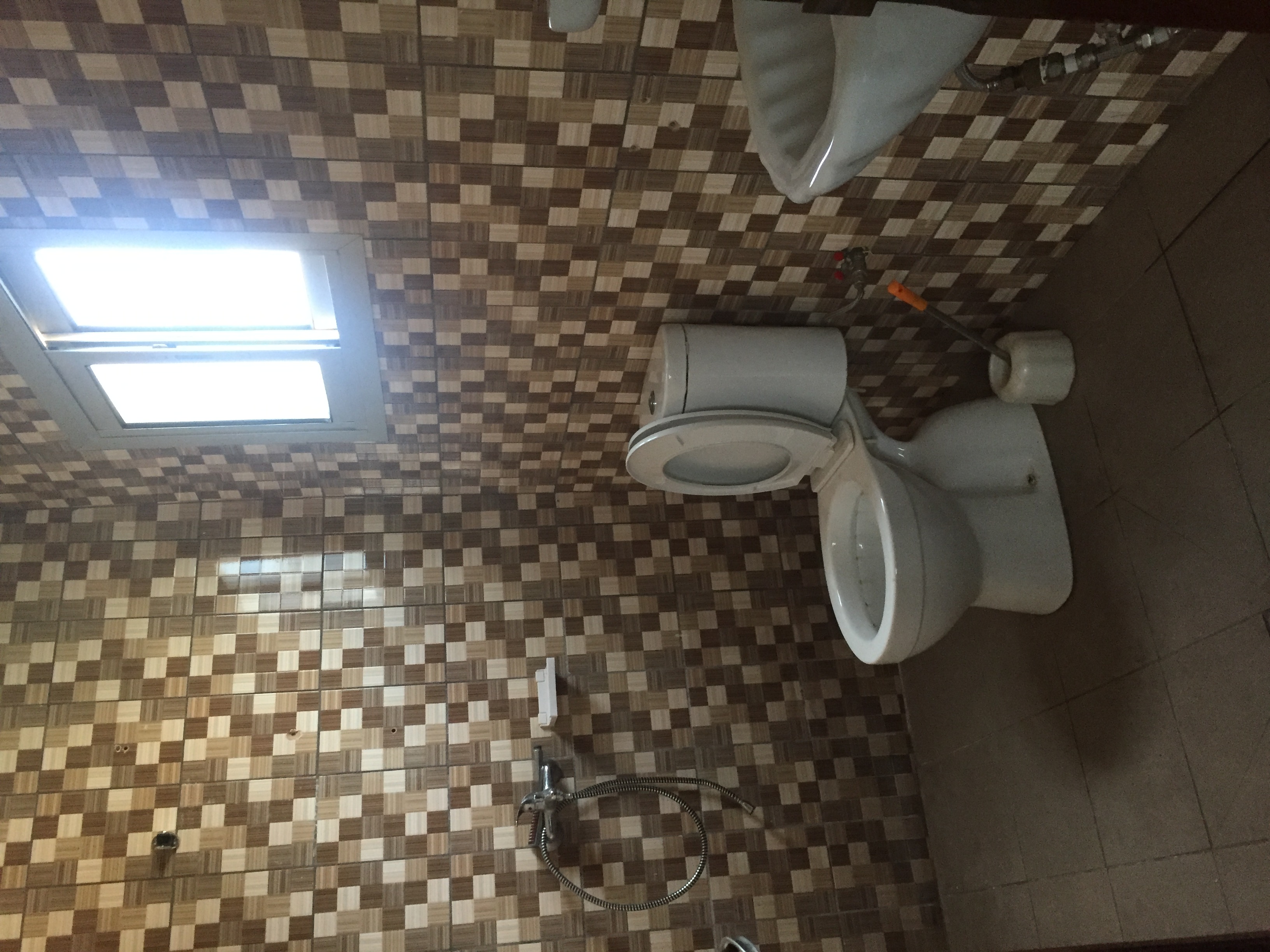 Appartement à louer - Yaoundé, Bastos, Bastos centre - 1 salon(s), 3 chambre(s), 2 salle(s) de bains - 600 000 FCFA / mois