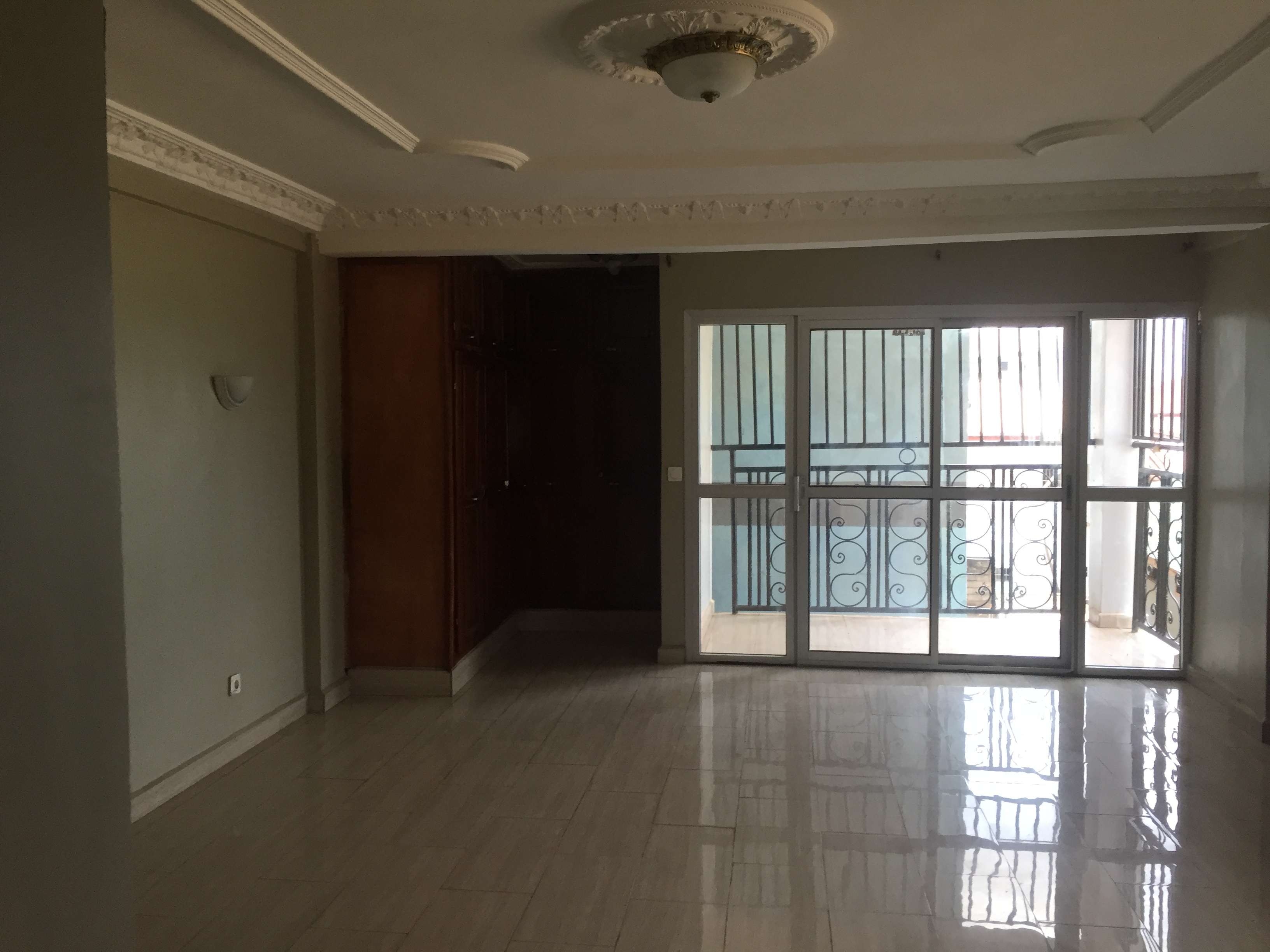 Appartement à louer - Yaoundé, Bastos, Bastos centre - 1 salon(s), 3 chambre(s), 2 salle(s) de bains - 600 000 FCFA / mois