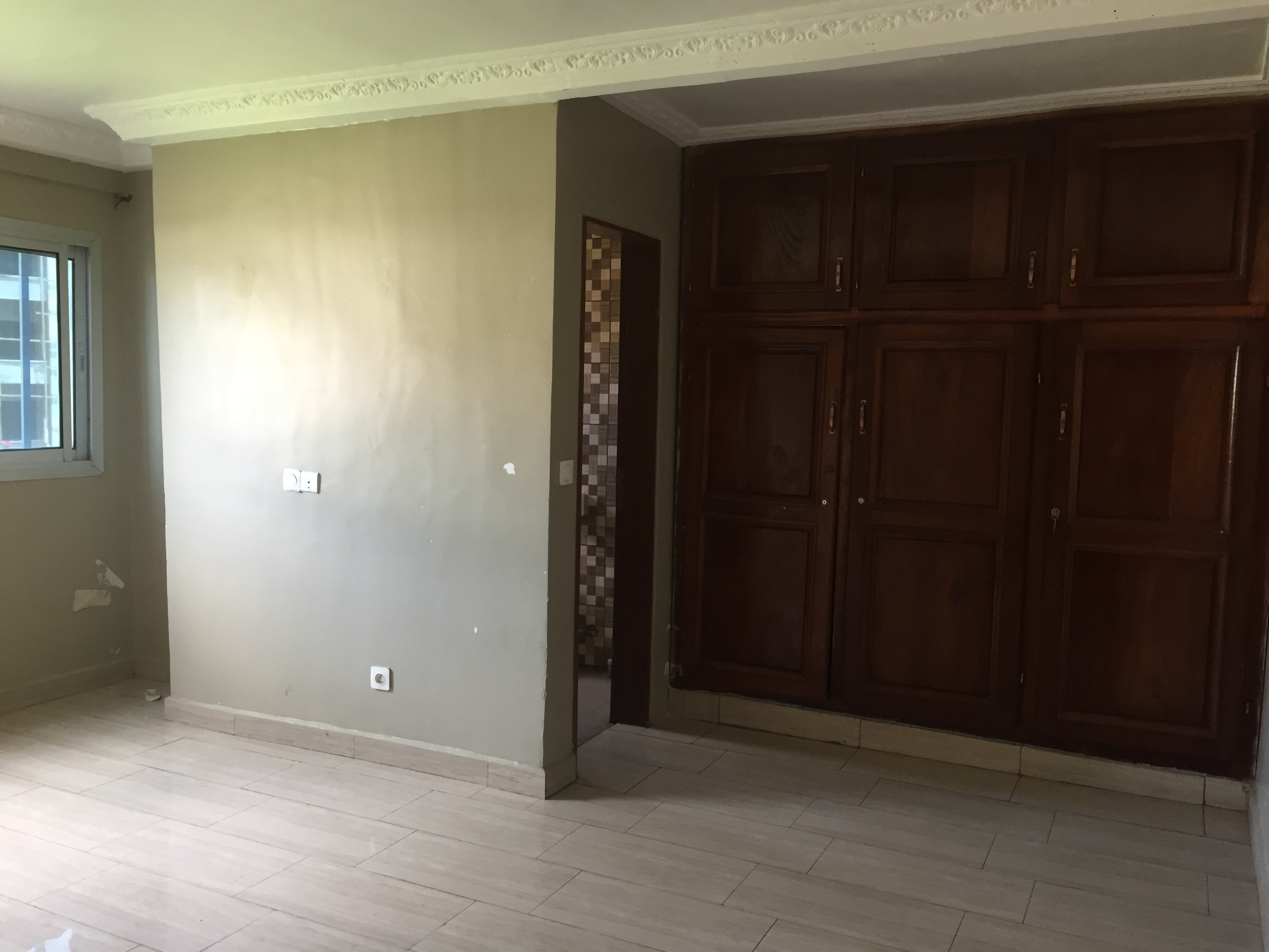 Appartement à louer - Yaoundé, Bastos, Bastos centre - 1 salon(s), 3 chambre(s), 2 salle(s) de bains - 600 000 FCFA / mois