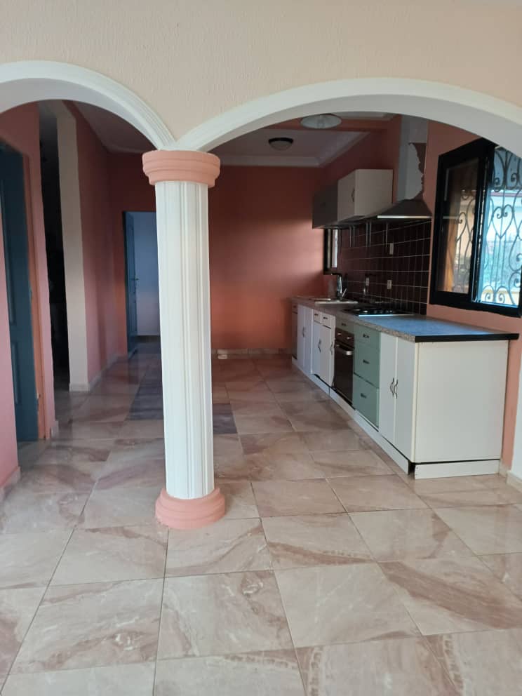 Appartement à louer - Yaoundé, Bastos, Bastos centre - 1 salon(s), 2 chambre(s), 3 salle(s) de bains - 400 000 FCFA / mois