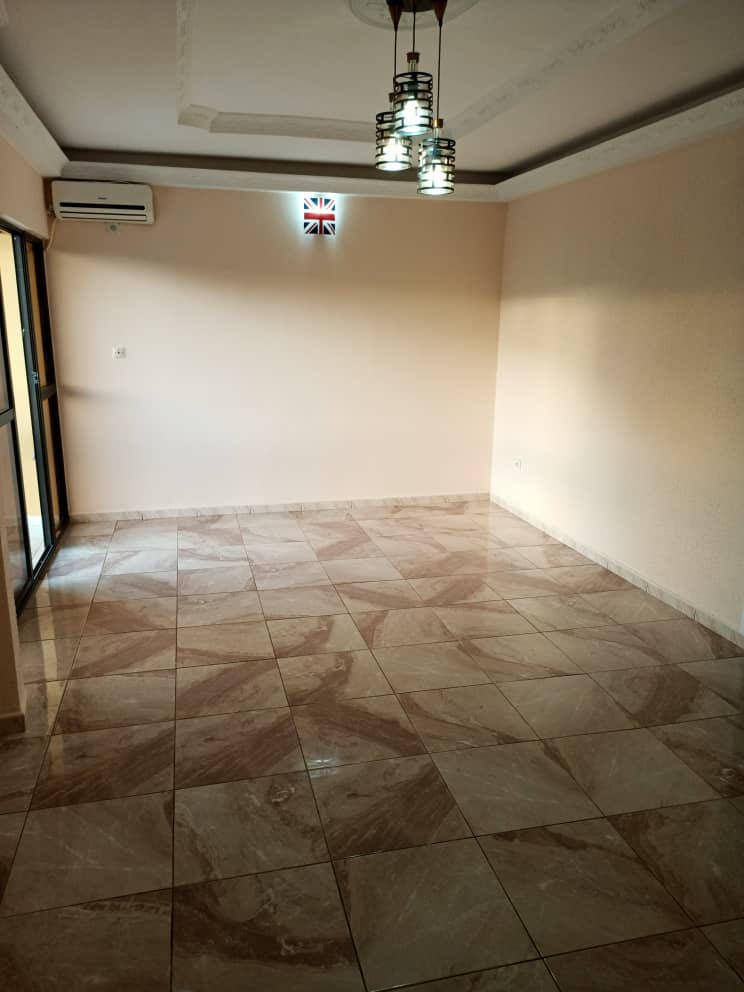 Appartement à louer - Yaoundé, Bastos, Bastos centre - 1 salon(s), 2 chambre(s), 3 salle(s) de bains - 400 000 FCFA / mois