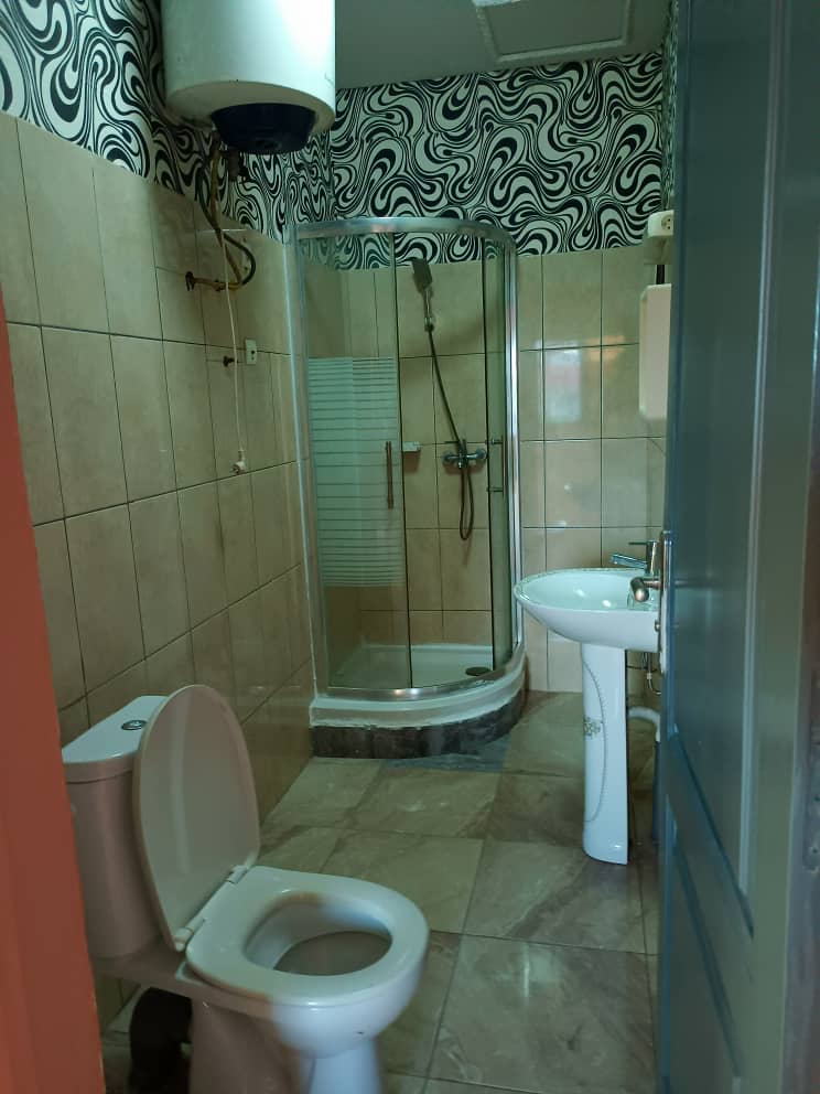 Appartement à louer - Yaoundé, Bastos, Bastos centre - 1 salon(s), 2 chambre(s), 3 salle(s) de bains - 400 000 FCFA / mois