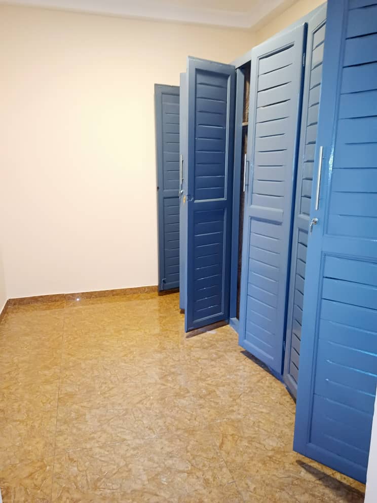 Appartement à louer - Yaoundé, Bastos, Bastos centre - 1 salon(s), 2 chambre(s), 3 salle(s) de bains - 400 000 FCFA / mois