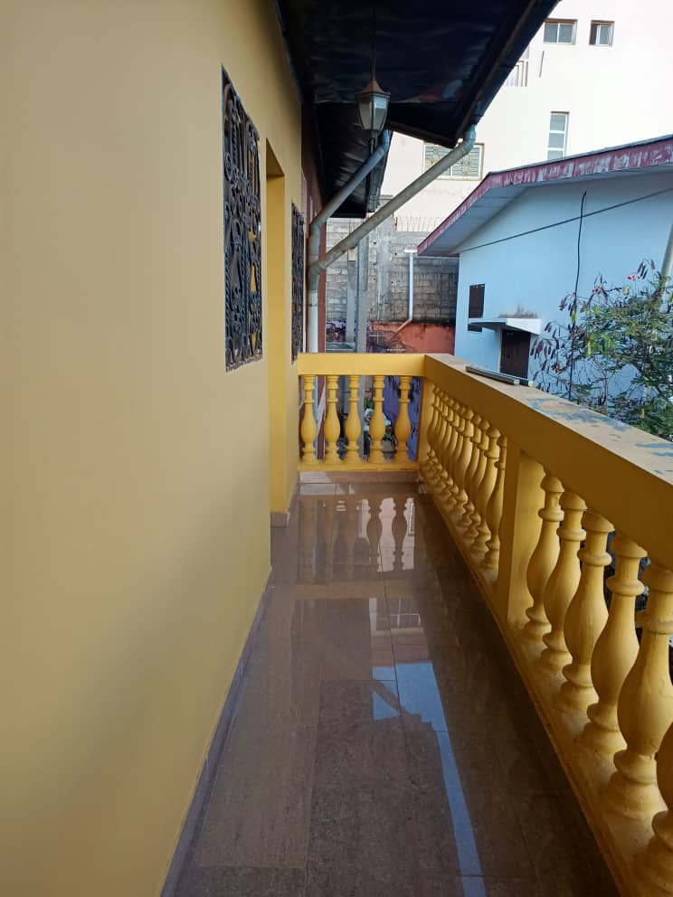 Appartement à louer - Yaoundé, Bastos, Bastos centre - 1 salon(s), 2 chambre(s), 3 salle(s) de bains - 400 000 FCFA / mois