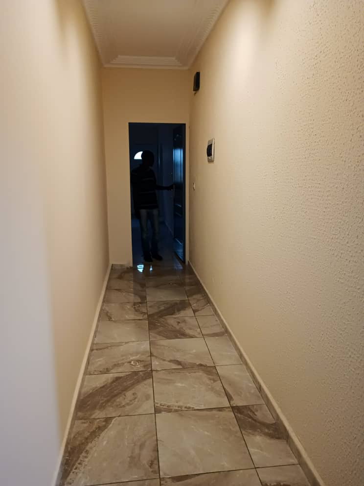 Appartement à louer - Yaoundé, Bastos, Bastos centre - 1 salon(s), 2 chambre(s), 3 salle(s) de bains - 400 000 FCFA / mois