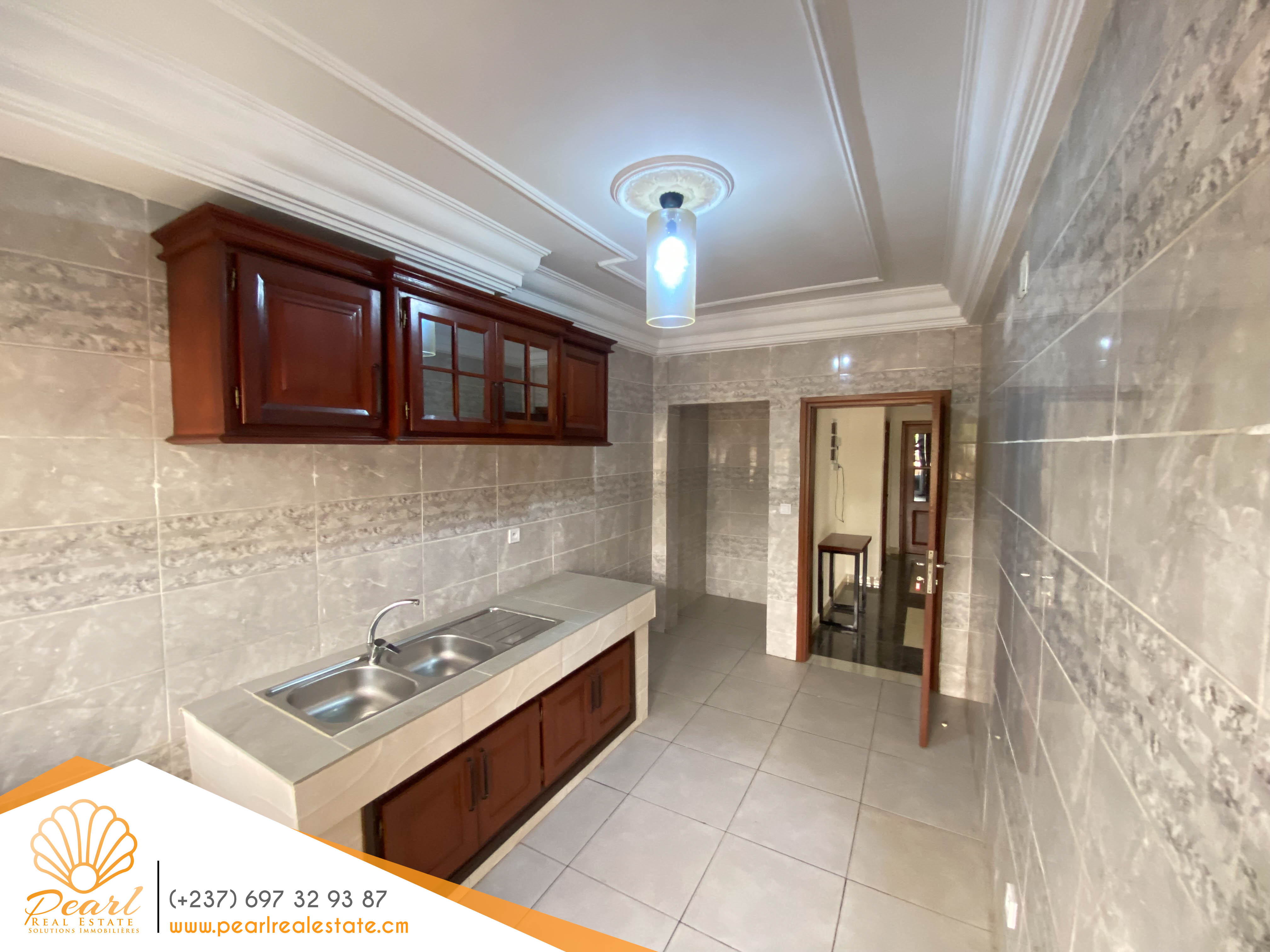 Appartement à louer - Yaoundé, Bastos, Laboratoire MEKA - 1 salon(s), 3 chambre(s), 4 salle(s) de bains - 800 000 FCFA / mois