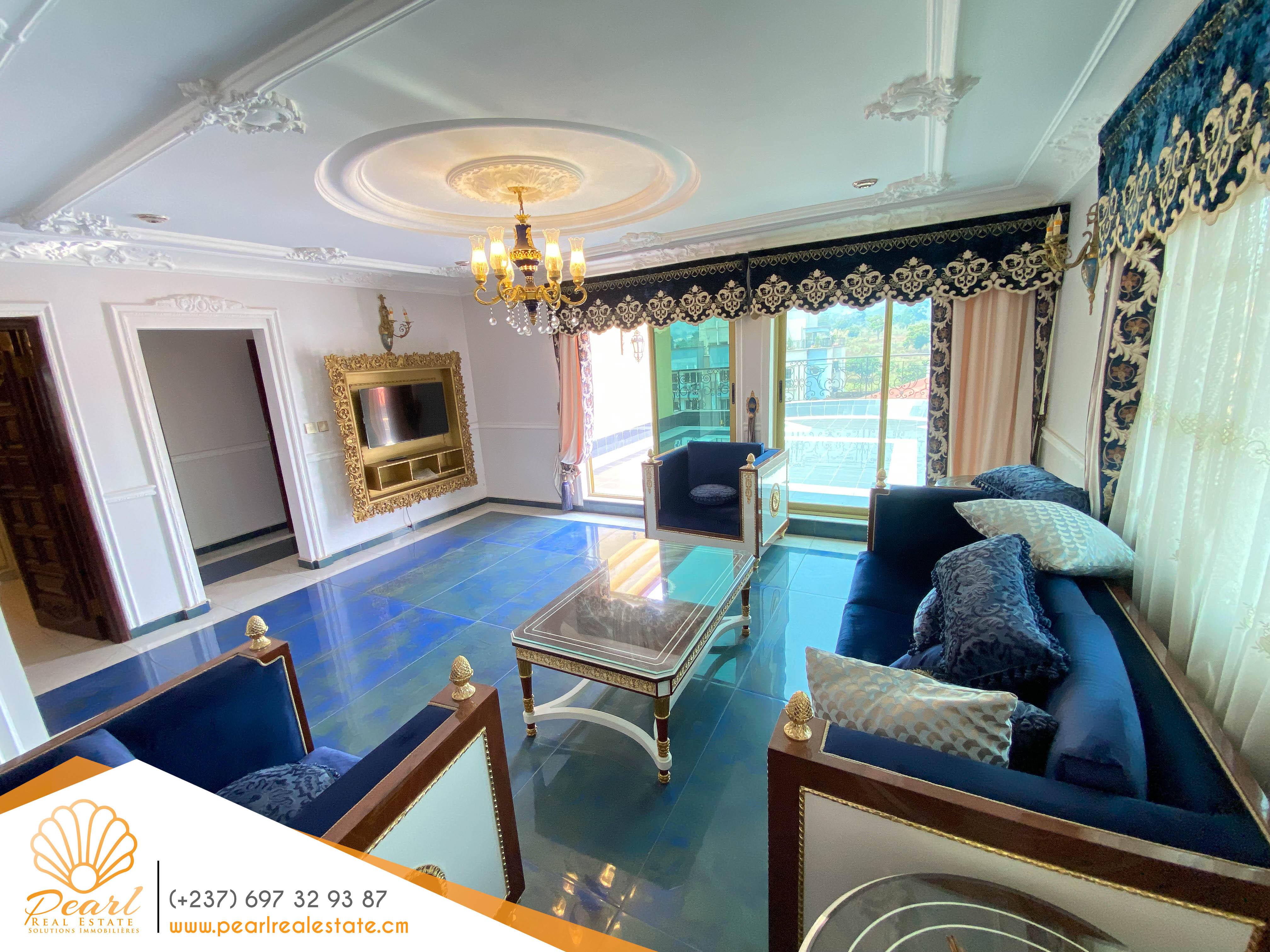 Appartement à louer - Yaoundé, Bastos, Rond-point Bastos - 1 salon(s), 3 chambre(s), 4 salle(s) de bains - 800 000 FCFA / mois