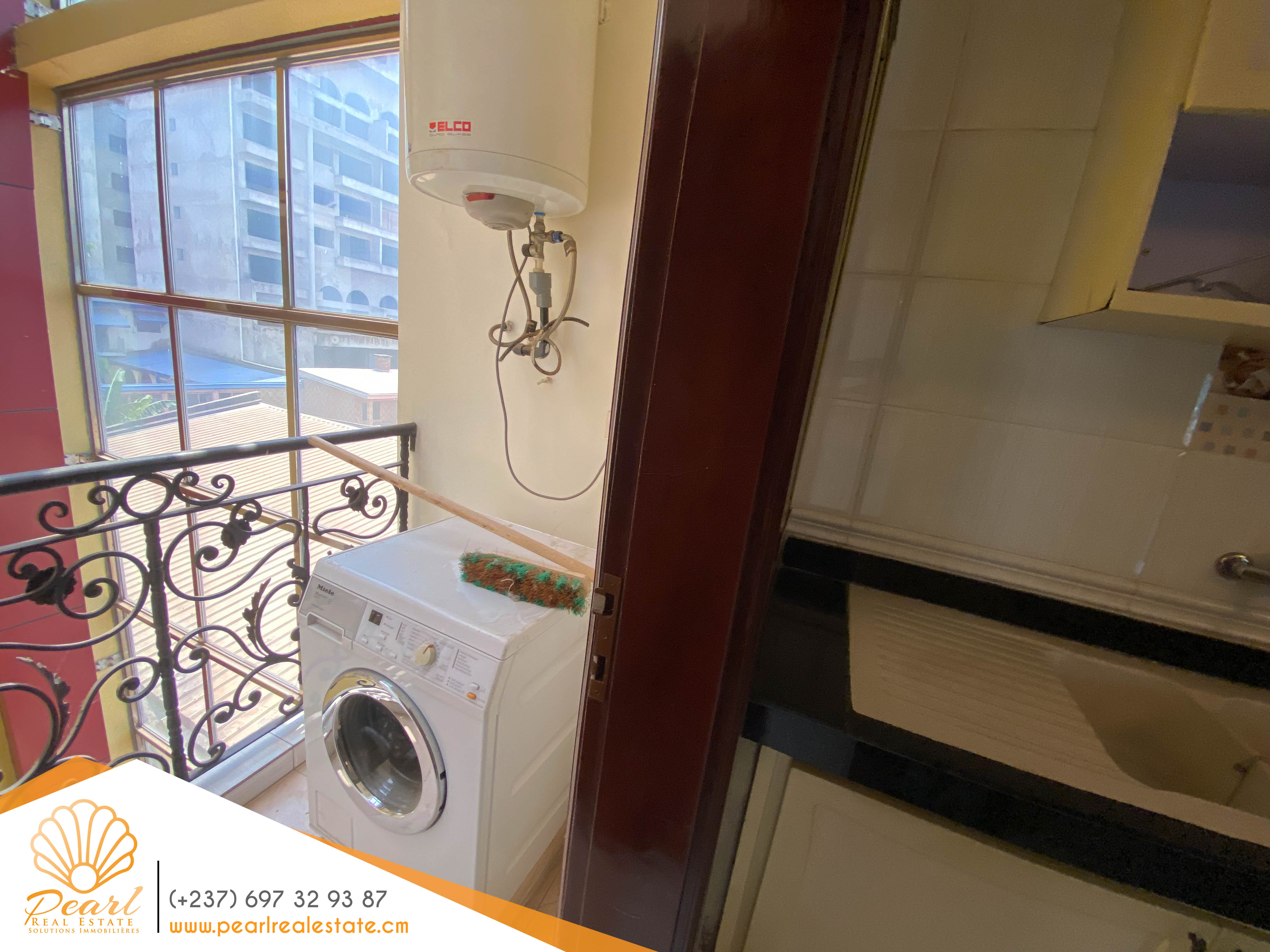 Appartement à louer - Yaoundé, Bastos, Rond-point Bastos - 1 salon(s), 3 chambre(s), 4 salle(s) de bains - 800 000 FCFA / mois