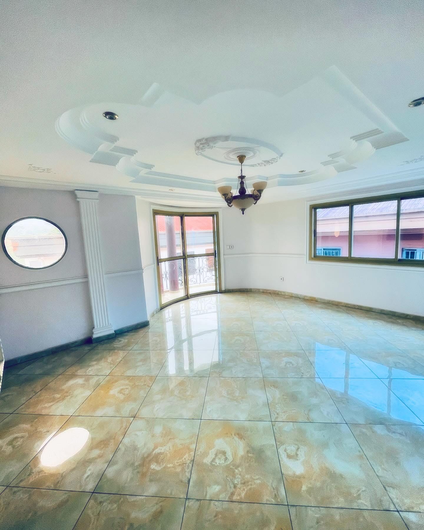 Appartement à louer - Yaoundé, Bastos, Rond-point - 1 salon(s), 3 chambre(s), 2 salle(s) de bains - 1 200 000 FCFA / mois