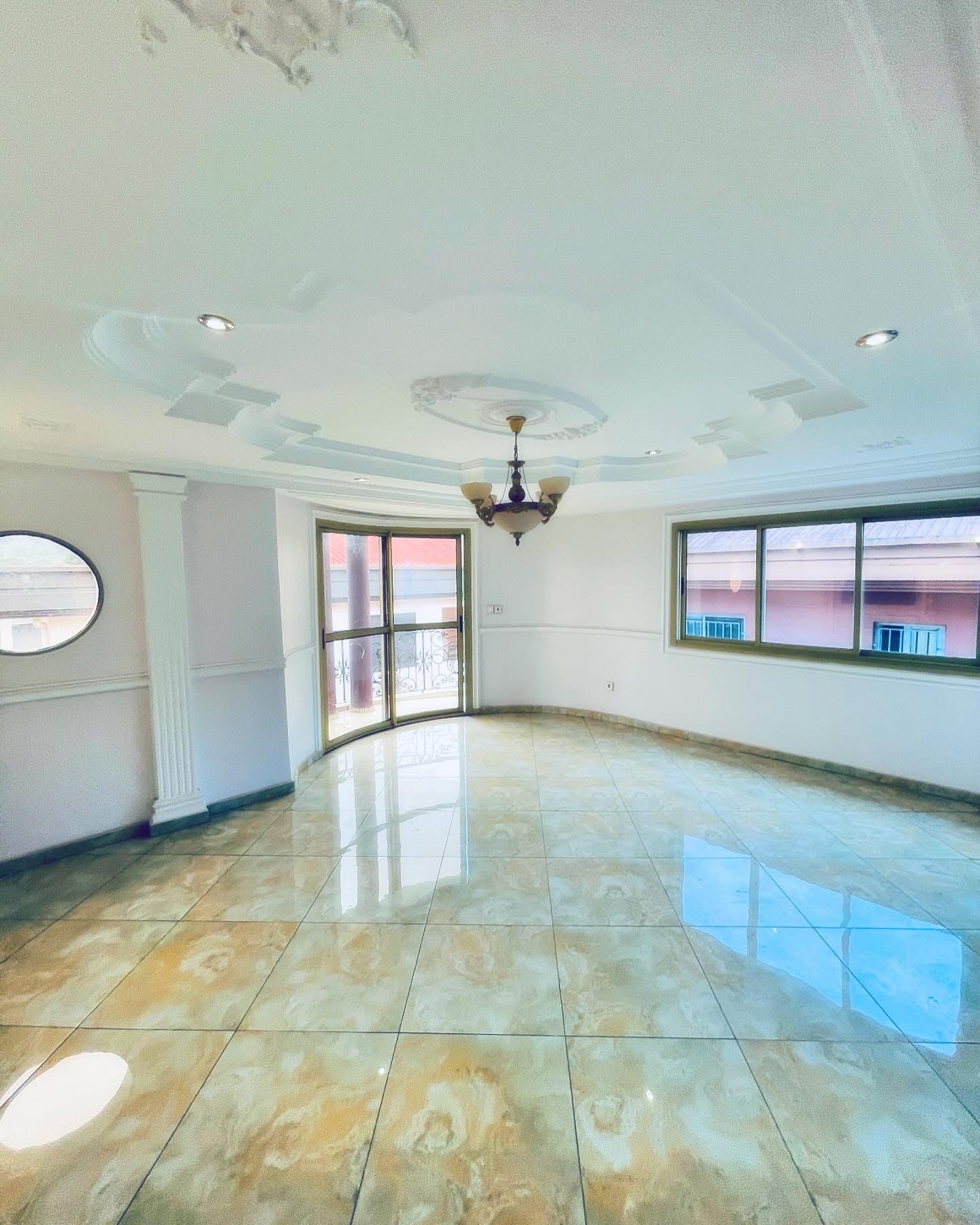 Appartement à louer - Yaoundé, Bastos, Rond-point - 1 salon(s), 3 chambre(s), 2 salle(s) de bains - 1 200 000 FCFA / mois