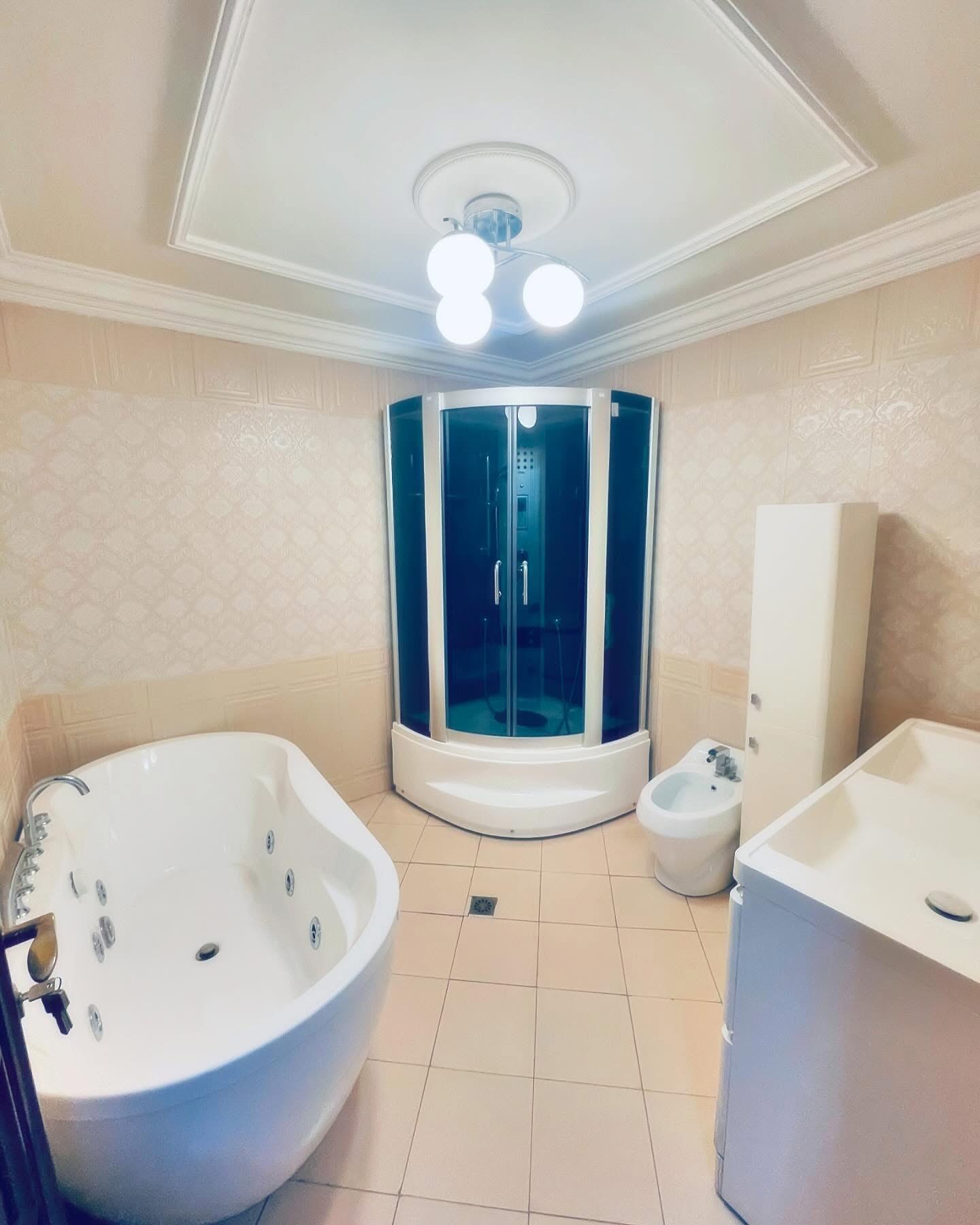 Appartement à louer - Yaoundé, Bastos, Rond-point - 1 salon(s), 3 chambre(s), 2 salle(s) de bains - 1 200 000 FCFA / mois