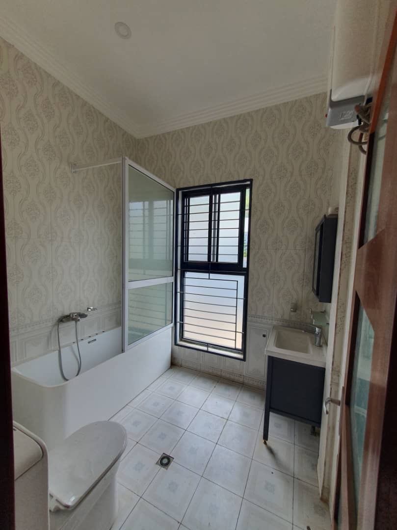 Apartment to rent - Yaoundé, Bastos, Mbankolo - 1 living room(s), 3 bedroom(s), 3 bathroom(s) - 500 000 FCFA / month